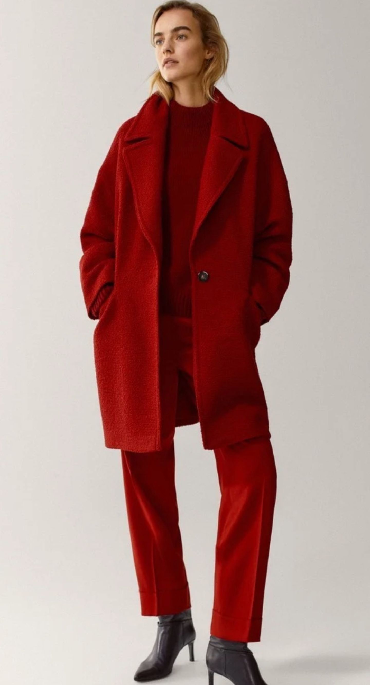 Mit einem Mix aus Wolle und Viskose und einem Schnitt, der so zeitlos wie stylisch ist, bildet dieser Mantel die perfekte Ergänzung für nahezu jeden deiner Herbst-Looks. Worauf wartest du also noch? Von Massimo Dutti, um 190 Euro.