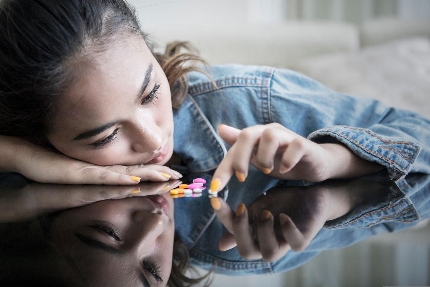Tilidin: Teenie Mädchen mit Tabletten
