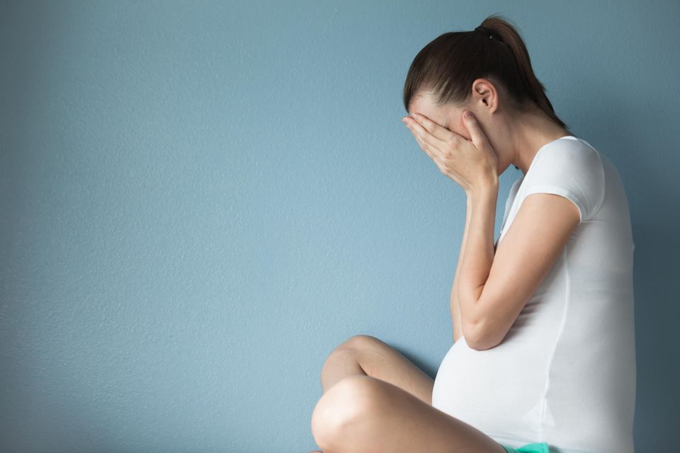 Schwanger und verlassene: Traurige schwangere Frau