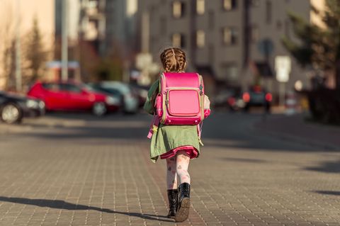 Rückenprobleme bei Kindern: Mädchen mit Schulranzen