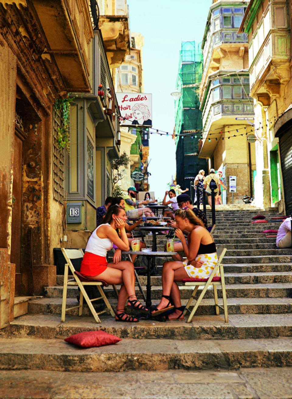 Viele der Gassen von Valletta sind Treppen, die zum Meer führen.