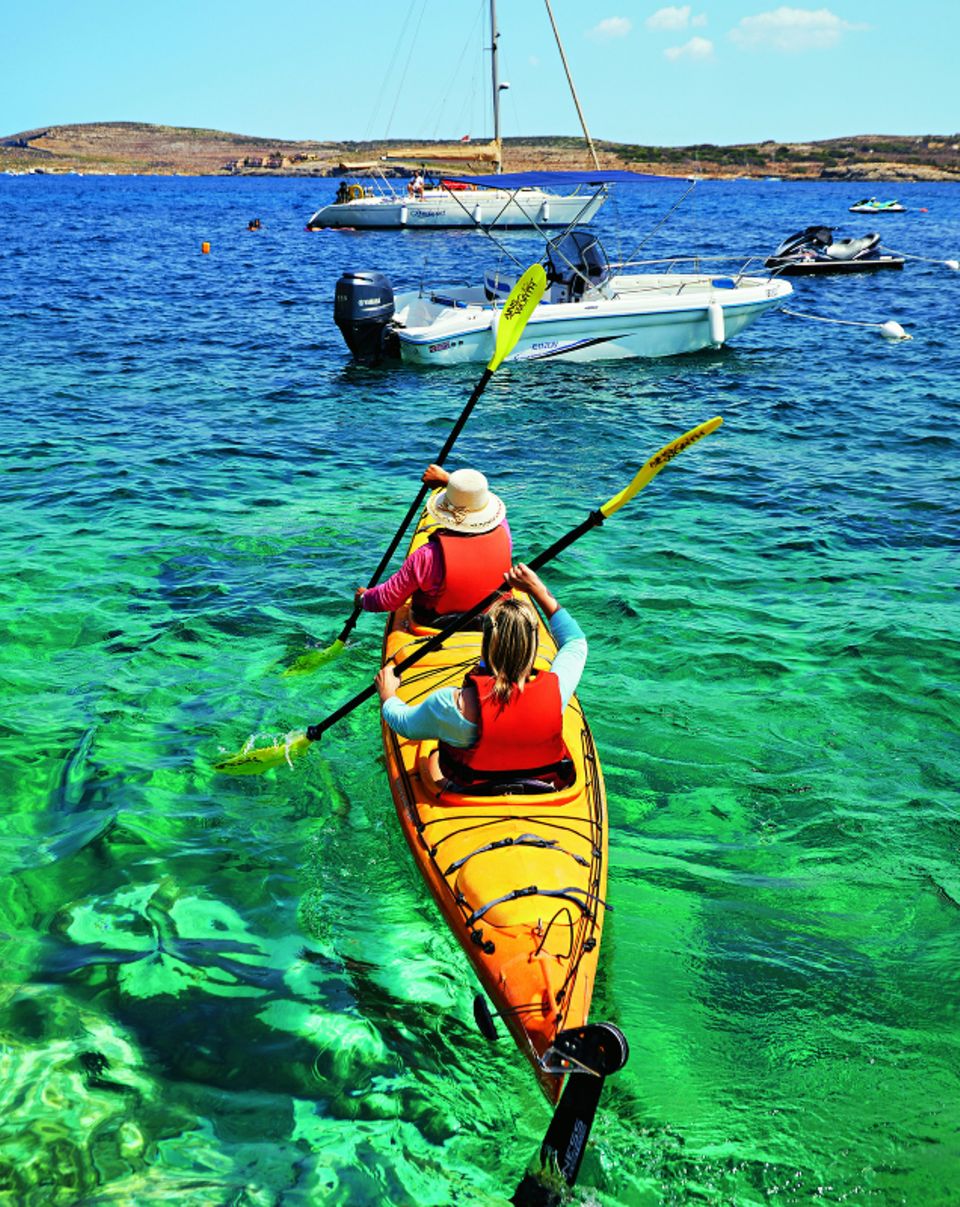 Eine Kajaktour im glasklaren Meer von Gozo ist ein unvergessliches Erlebnis.