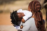 Frauenfeindliche Gesetze: Eine afrikanische Frau mit einem Kind