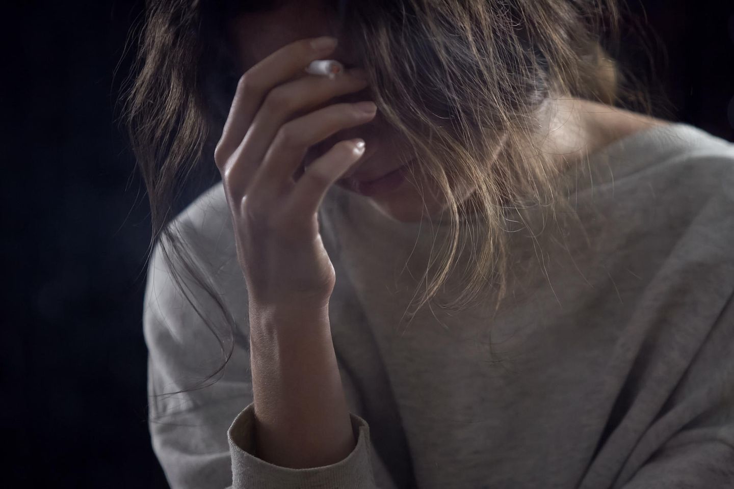 Sexueller Missbrauch: Frau mit Hand vor dem Gesicht
