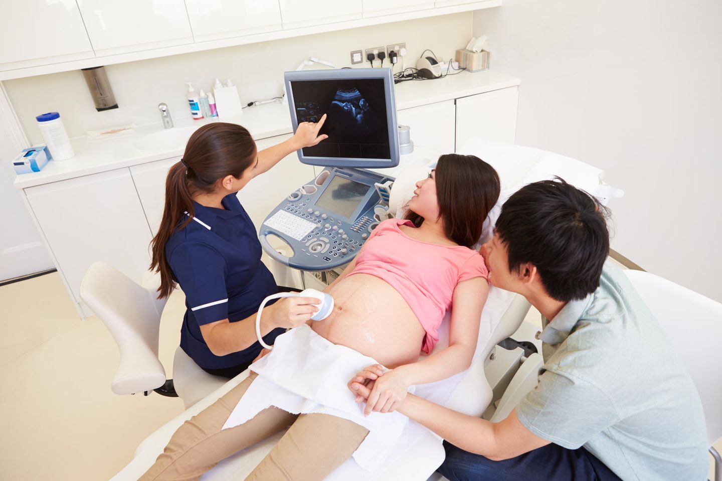 Der Fötus und seine Entwicklung: Angehende Eltern beim Ultraschall