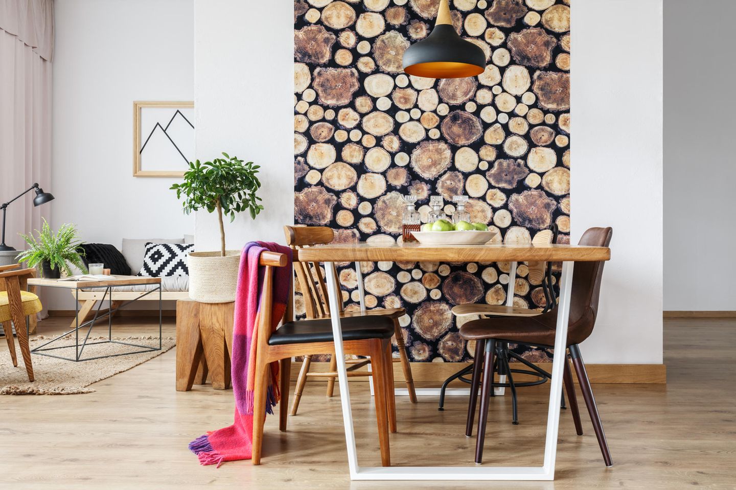 Wohntrends 2021: Wohnzimmer mit Baumtapete
