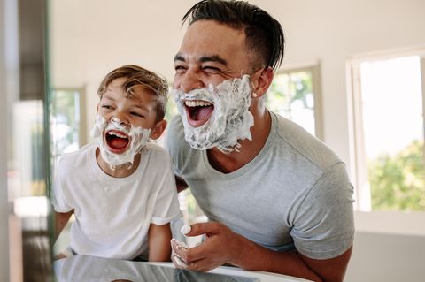 Väter: Vater und Sohn mit Rasierschaum im Gesicht