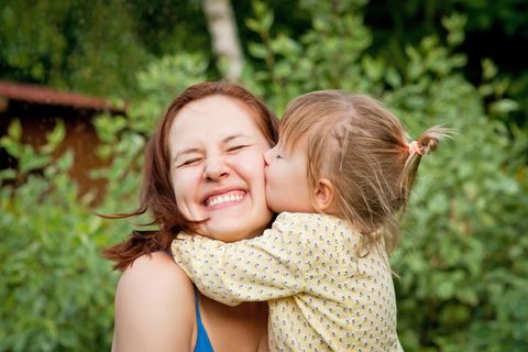 Bildergalerie: Mutter wird von kleiner Tochter geküsst