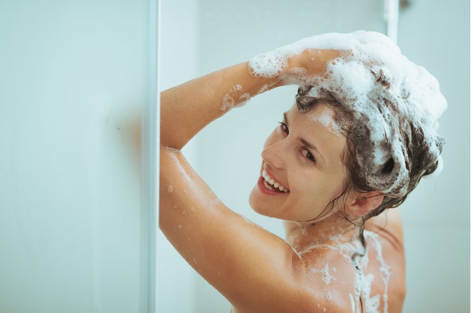 Shampoo ohne Sulfate: Frau benutzt Shampoo.
