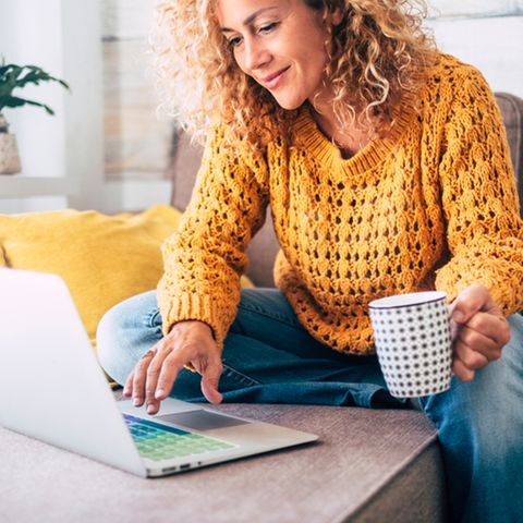 Work-Life-Balance: Frau sitzt auf der Couch vorm Laptop