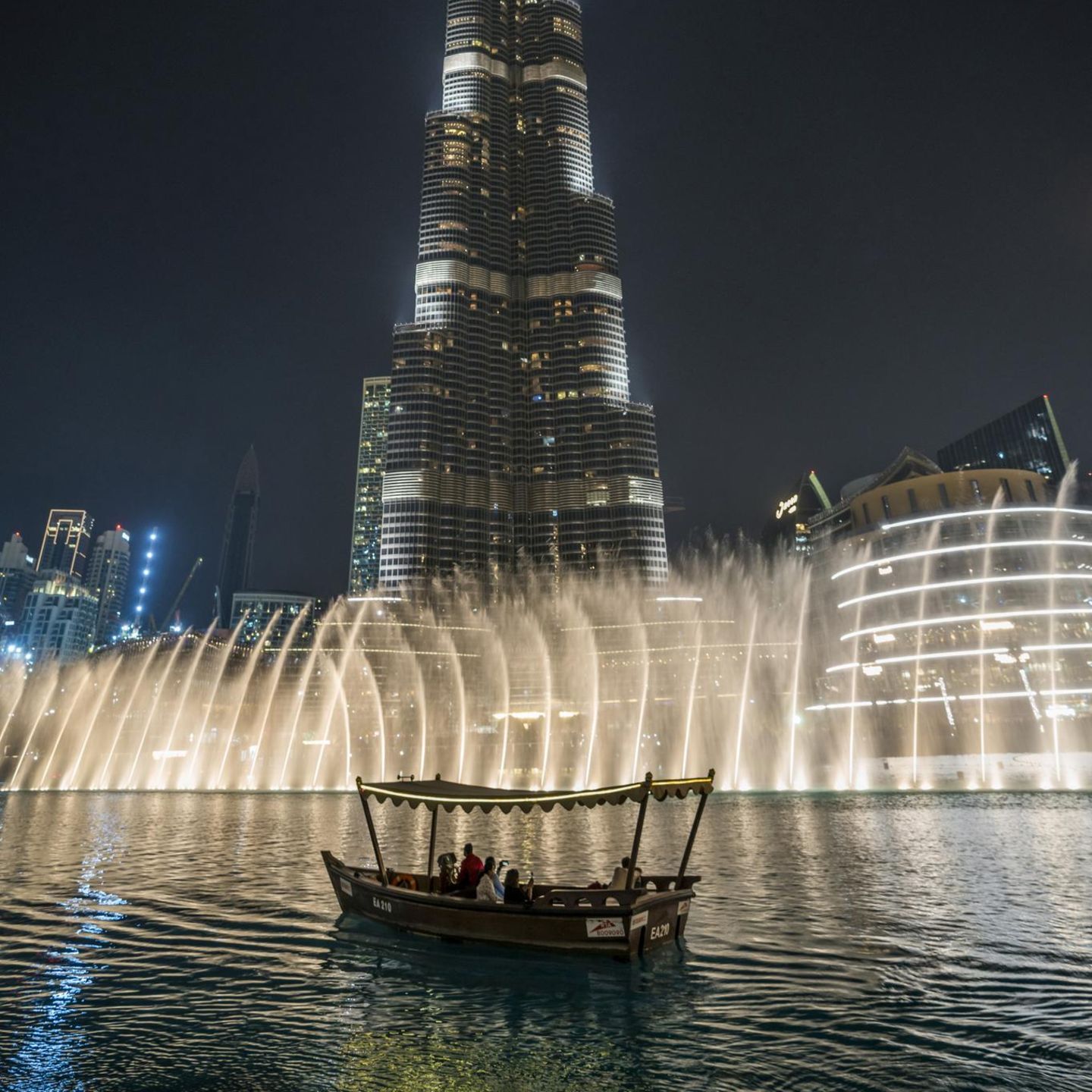 Die Dubai Fountains am Fuße des Burj Khalifa bieten jeden Abend ein optisches und akustisches Spektakel.
