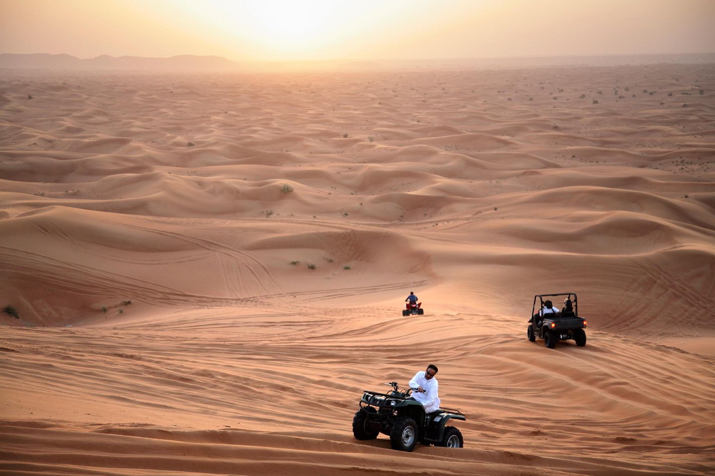 Ob auf dem Kamel, im Jeep oder mit dem Quad: Ein Abstecher in die Wüste lohnt sich in Dubai immer.