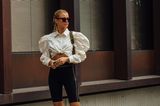 Streetstyle Fashionweek: Weiße Bluse und Lederleggings