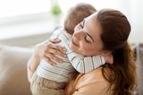 Erziehung: Mutter umarmt ihr Kind