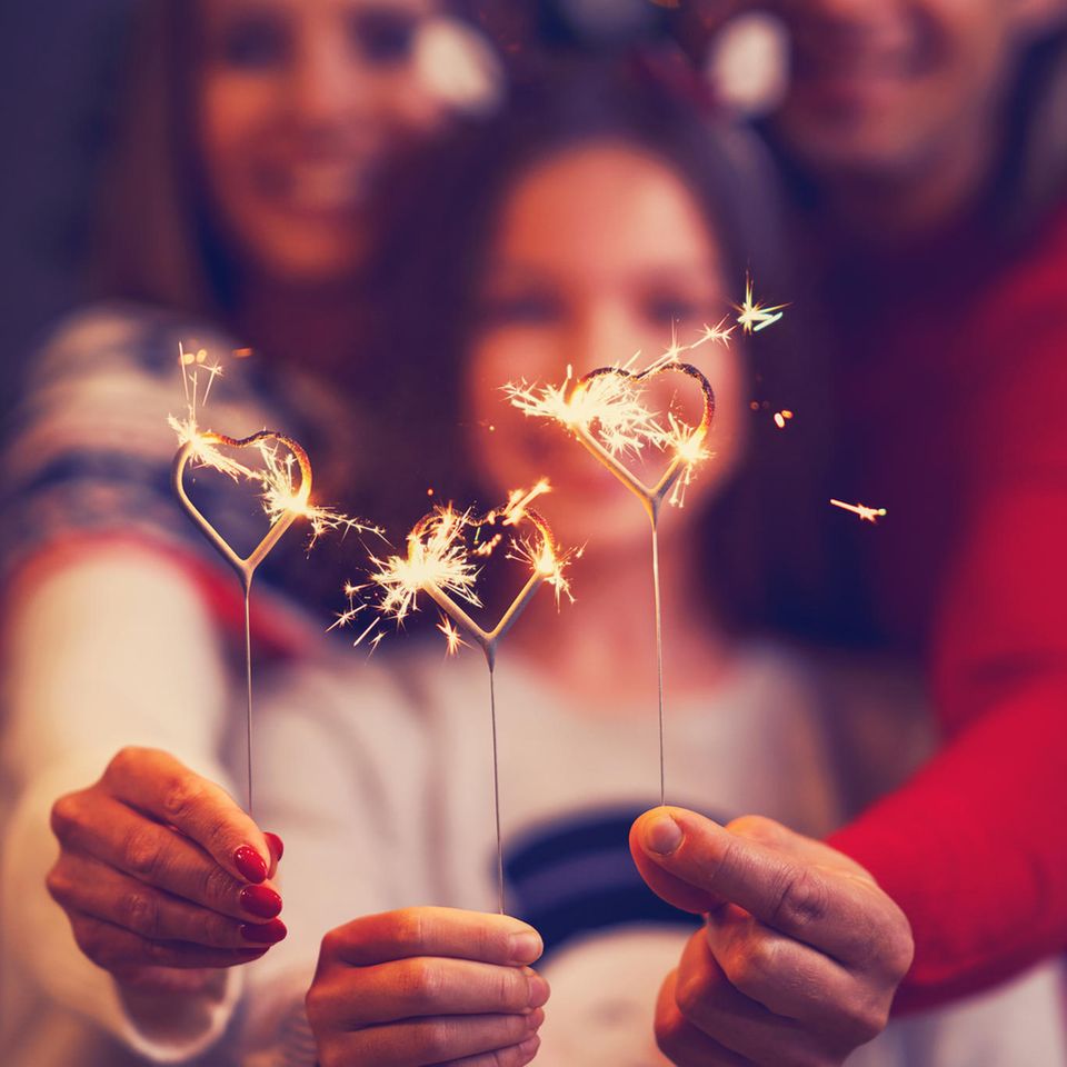 Silvester mit Kindern: Familie hält Wunderkerzen