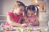 Wer setzt sich durch?: Zwei Mädchen spielen mit Lego