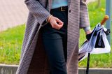 Beim Besuch der Derby Universität setzt Herzogin Kate auf den perfekten Herbstlook. Zur schmalen schwarzen Hose trägt die royal einen leichten Kaschmir-Pullover in Nebelgrün und einen Mantel in Midilänge im angesagten Karomuster. Und das Beste? Pullover und Mantel sind vom Streetstyle-Label Massimo Dutti und damit durchaus erschwinglich ...