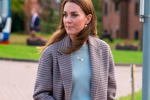 When visiting Derby University, Duchess Kate opts for the perfect autumn look. Royal wears a light cashmere sweater in mist green and a midi-length coat in a trendy checked pattern with slim black trousers. And the best? Sweaters and coats are from the street style label Massimo Dutti and are therefore quite affordable ... "loading =" lazy