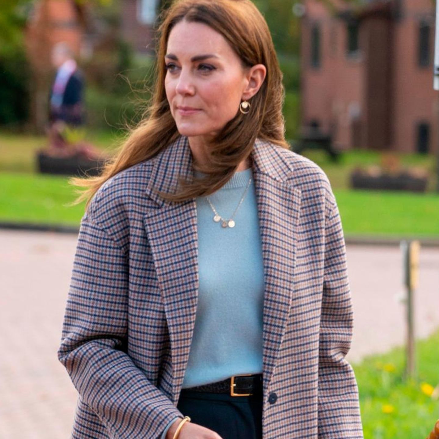 When visiting Derby University, Duchess Kate opts for the perfect autumn look. Royal wears a light cashmere sweater in mist green and a midi-length coat in a trendy checked pattern with slim black trousers. And the best? Sweaters and coats are from the street style label Massimo Dutti and are therefore quite affordable ...