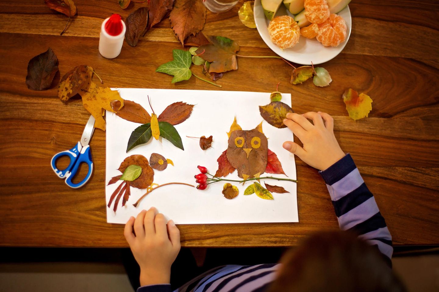Herbstbasteln mit Kindern: Figuren aus Blättern