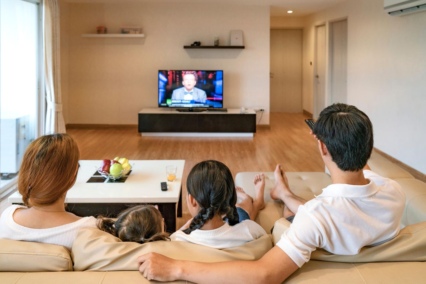 Finanzen: Familie schaut fern