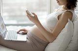 Finanzen: Schwangere Frau mit Laptop und Handy