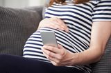 Finanzen: Schwangere mit Smartphone