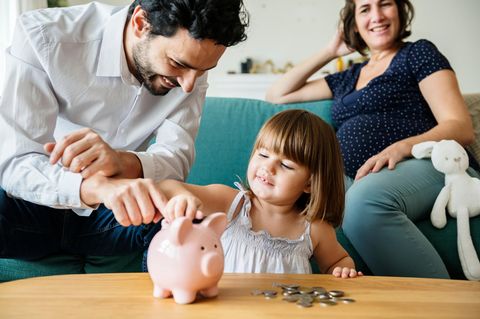 Finanzen: Familie mit Sparschwein