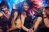 Vier Frauen tanzen in der Disko