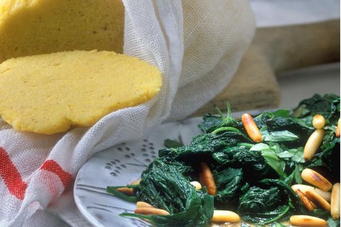 Spinat-Brennnessel-Gemüse mit Polenta