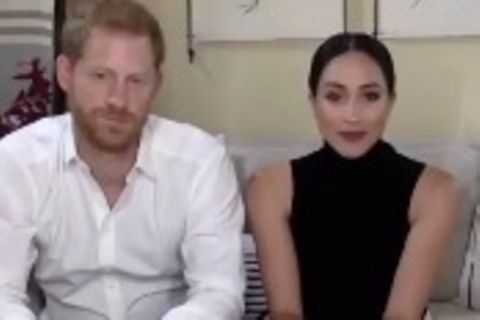 Long time no see - Meghan teamed up with Malala for a conversation on the subject of girls' education and exchanged ideas in a video call. The beautiful wife of Prince Harry chose a look that we haven't seen on her for a long time. Quite the business woman, the 39-year-old put on a sleeveless black turtleneck and white trousers and completed the style with a sleek ponytail and dark red lipstick. A look that is a bit reminiscent of the couple's good old royal days. "loading =" lazy
