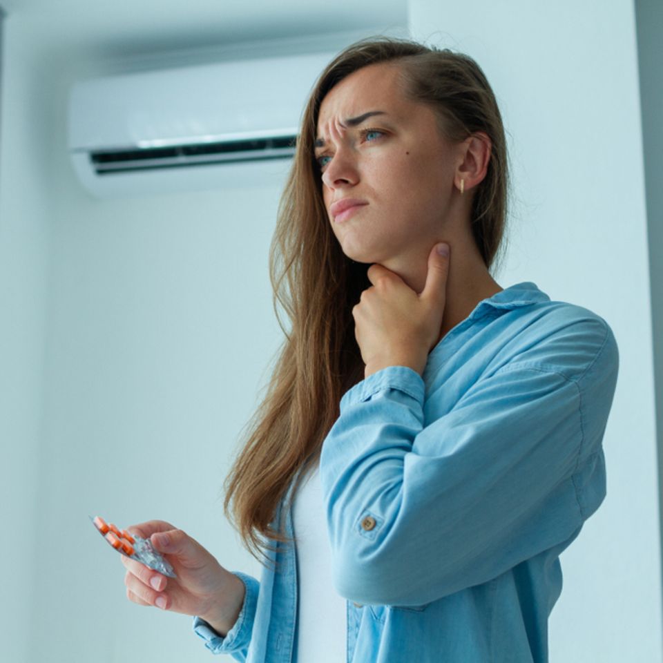 Halsschmerzen: Frau mit Halsschmerzen