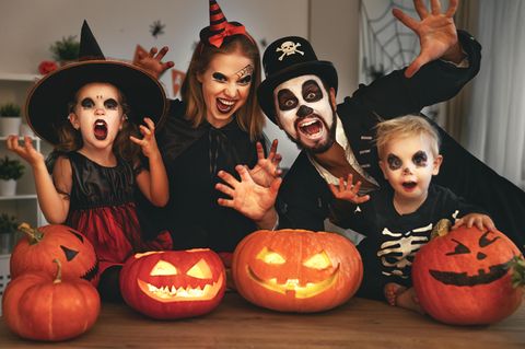 Das perfekte Halloween-Kostüm für dein Sternzeichen: Familie an Halloween