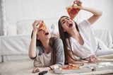Zwei Freundinnen essen Pizza
