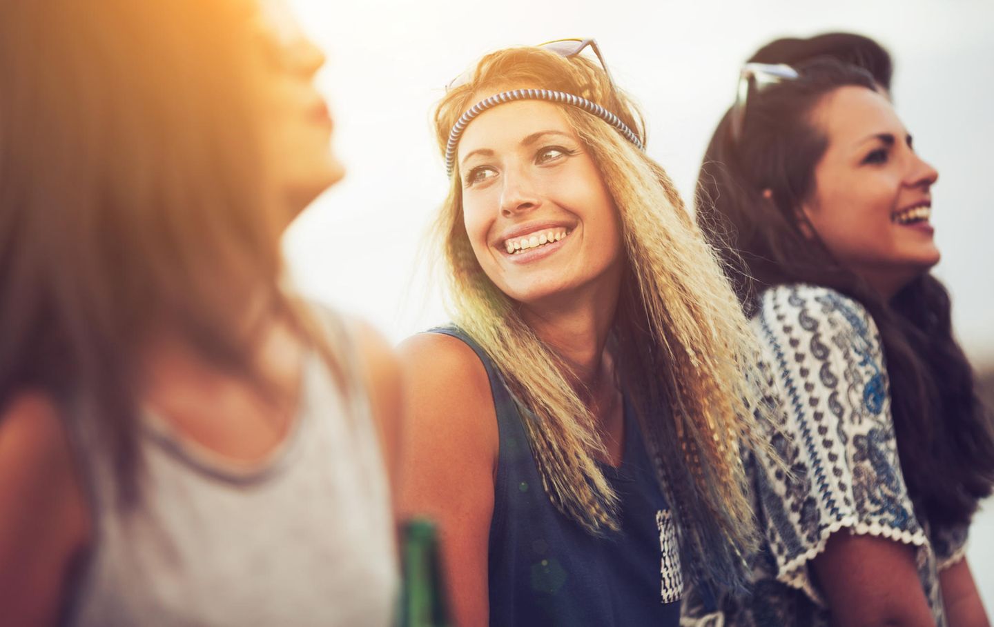 Drei Freundinnen auf einem Hippie-Festival
