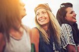 Drei Freundinnen auf einem Hippie-Festival