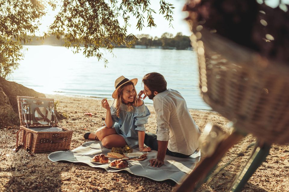 Ein Pärchen beim Picknick am See