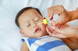 Husten, Schnupfen, Heiserkeit: Kind bekommt Nasenspülung
