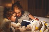 Husten, Schnupfen, Heiserkeit: Mutter liest ihrem Kind ein Buch vor