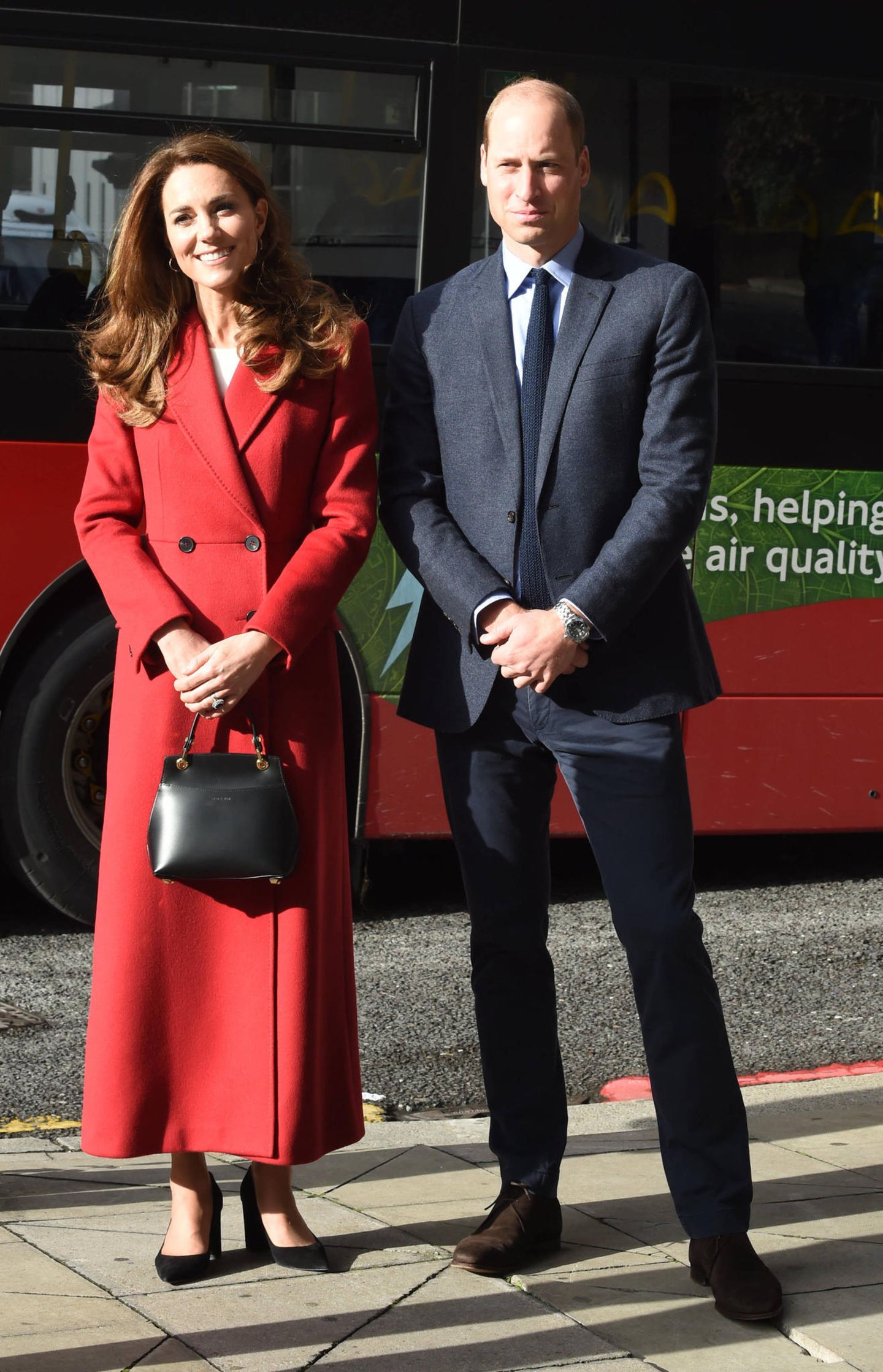 Herzogin Kate im roten Mantel