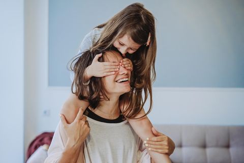 Mehr als Mama: Mädchen auf den Schultern der Mutter