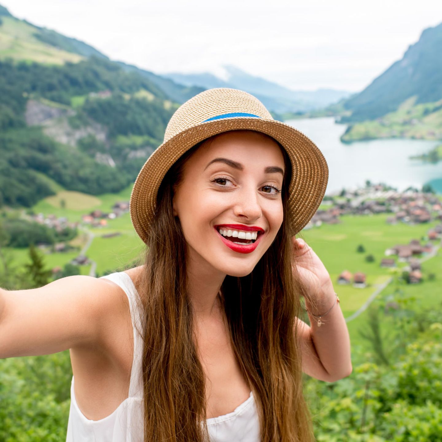 Was können wir von den  Schweizern lernen: Frau in den Bergen