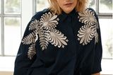Tolle Mode: Bluse mit Stickerei kombiniert mit Hose aus Ziegenleder