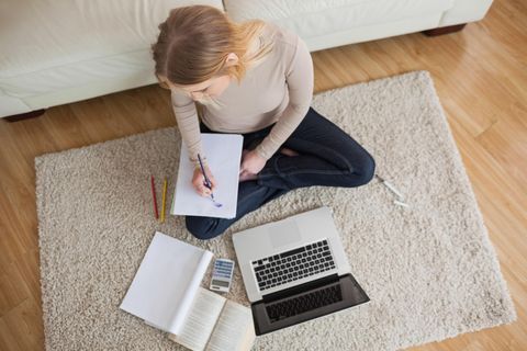 Eine Frau mit Notizblock und Laptop