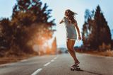 Eine Frau auf dem Skateboard