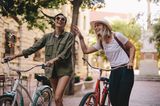 Zwei Frauen mit Fahrrädern