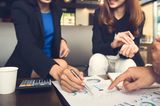 Eine Frau beim Finanzberater