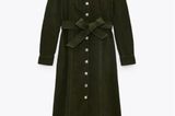 Schluss mit dem altbackenen Image, das Cord bisher immer anhaftete. Der robuste Winterstoff ist zurück und kommt in Form dieses tannengrünen Midikleides jetzt ganz groß raus. Die schimmernden Metallknöpfe machen das Dress zudem zum echten Highlight auf jeder Sause. Wir tragen dazu übrigens bequeme Schaftstiefel. Von Zara, um 50 Euro.