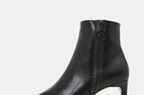 Klassische Ankleboots sind ein Muss – und das nicht nur zur Partyseason. Ob zum Rock oder zum Powersuit – diese Stiefellette mit mittelhohem Pfenningabsatz und spitzer Front garantiert dir einen perfekten Auftritt. Von Esprit, um 60 Euro.