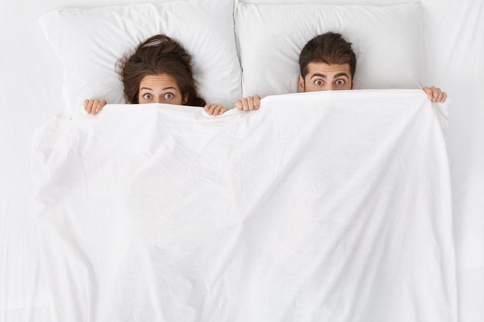 Absurde Sexlügen über vorehelichen Geschlechtsverkehr: Ein Paar im Bett